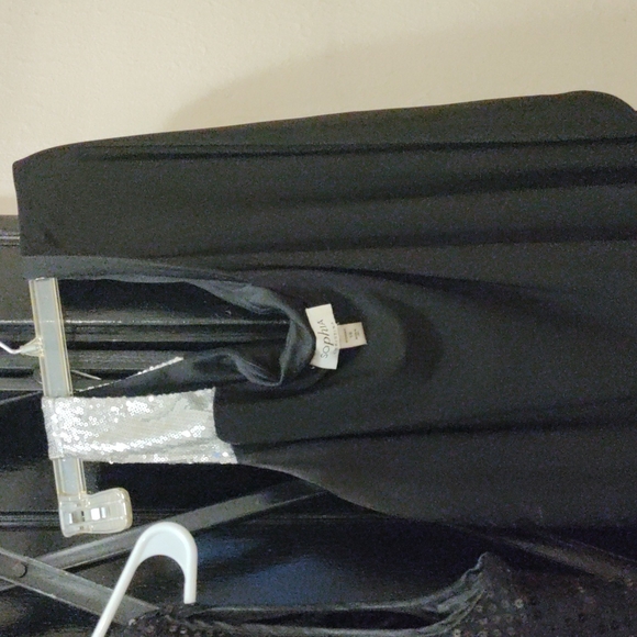 Dresses - Picture 4 of 8